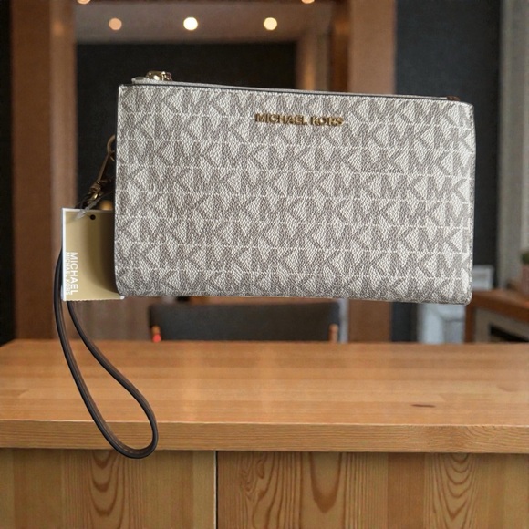 MICHAEL KORS 
Jet Set Travel Signature Logo Smartphone Wallet - Picture 5 of 6